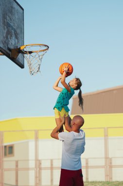Baba ve kız basketbol oynarken