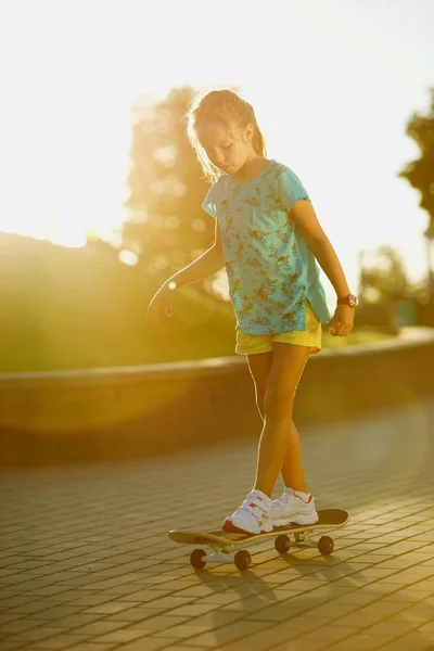 Carino bambina con skateboard all'aperto — Foto Stock