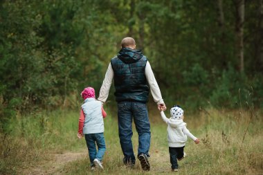 mutlu Baba iki küçük daughers holding