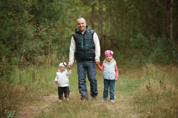 Щасливий батько тримає двох маленьких дочок — стокове фото