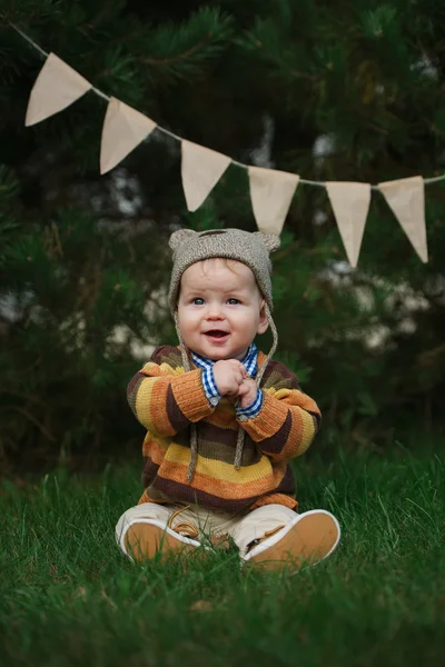 Prachtige kleine jongen op het gras — Stockfoto