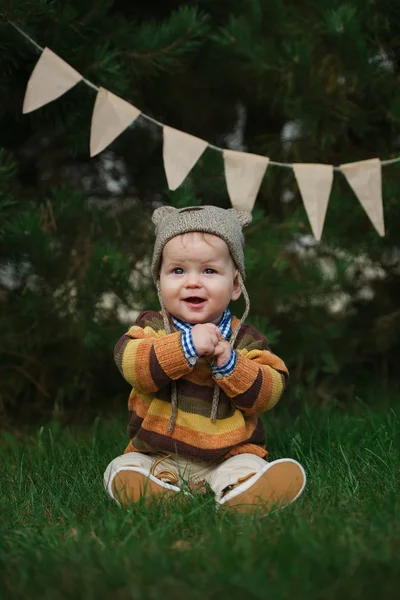 Hermoso niño en la hierba —  Fotos de Stock