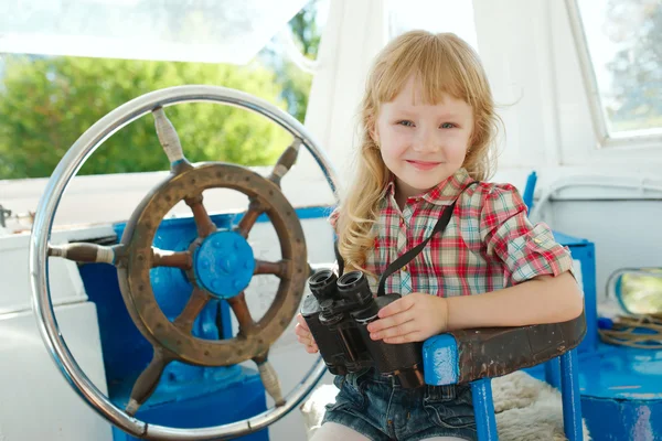 Маленькая милая девочка на яхте — стоковое фото