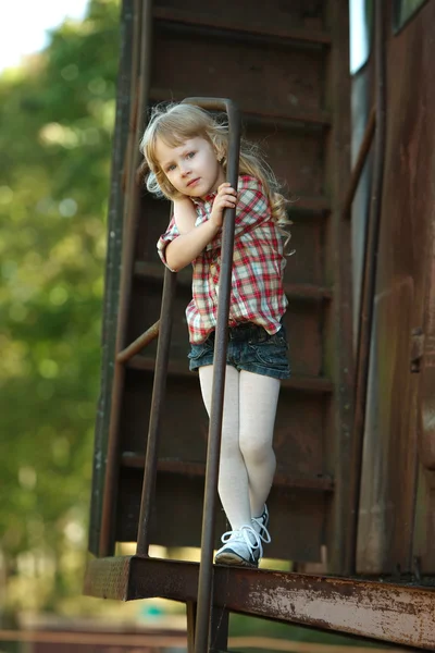 Pequena menina bonita com cabelo comprido — Fotografia de Stock