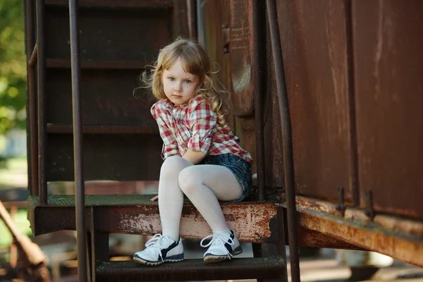 Pequena menina bonita com cabelo comprido — Fotografia de Stock