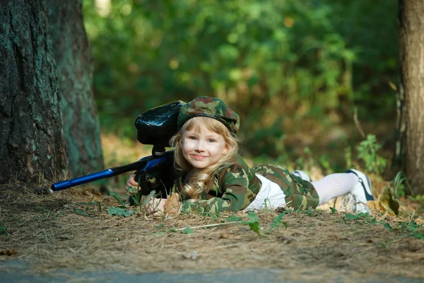 Foto eines kleinen Mädchens mit Gewehr — Stockfoto