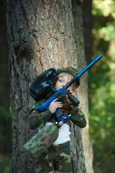 Foto de niña con rifle —  Fotos de Stock