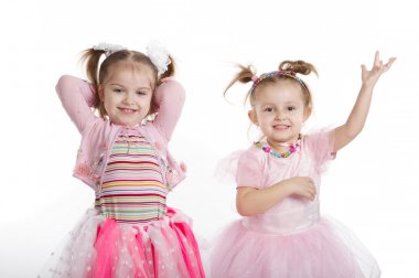 İki küçük kız - beyaz üzerinde en iyi arkadaşlar