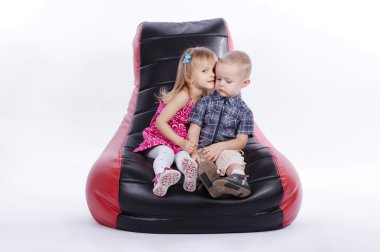 küçük erkek ve kız sarılma