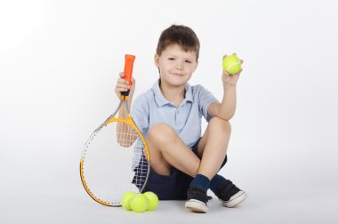 raket ve topları ile küçük çocuk