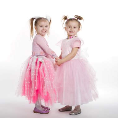 İki küçük kız - beyaz üzerinde en iyi arkadaşlar