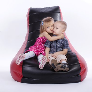 küçük erkek ve kız sarılma