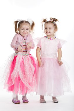 İki küçük kız - beyaz üzerinde en iyi arkadaşlar
