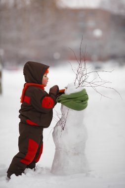 kardan adam ile küçük çocuk