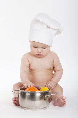 Beyaz arka plan üzerinde küçük şirin aşçı