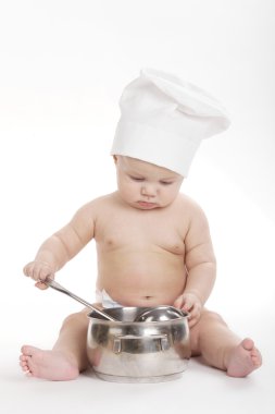 Beyaz arka plan üzerinde küçük şirin aşçı