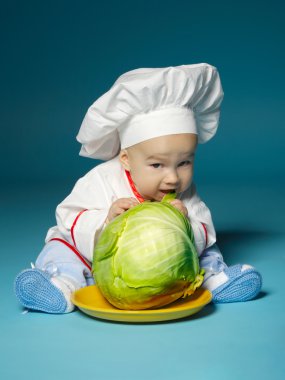 komik bebek aşçı kostümü ile lahana tutar