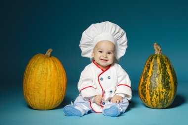 komik bebek aşçı kostümü ile kabak tutar