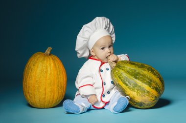 komik bebek aşçı kostümü ile kabak tutar