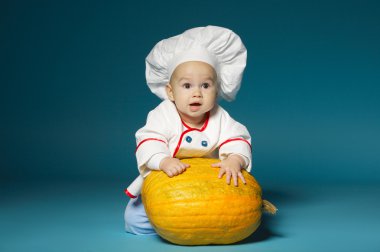 komik bebek aşçı kostümü ile kabak tutar