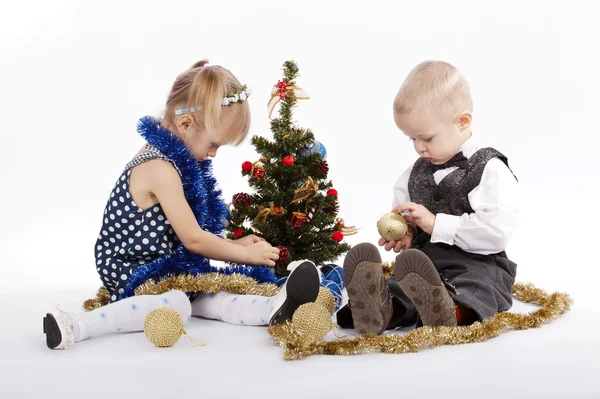 少年と少女はクリスマス ツリーを飾る — ストック写真