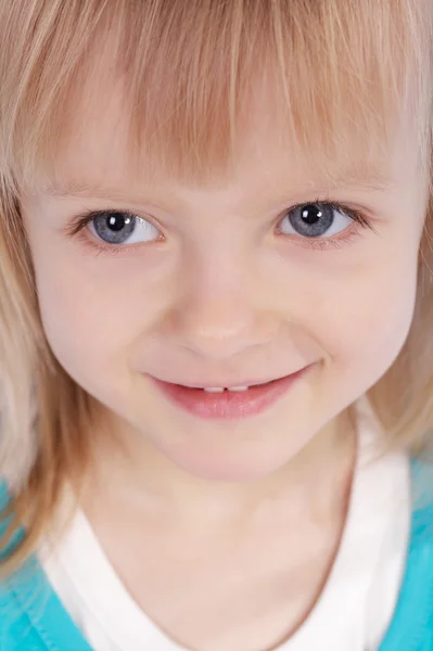 Pequena menina feliz com vestido de noiva — Fotografia de Stock