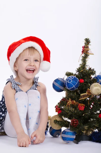 Petite fille drôle avec chapeau de Père Noël — Photo