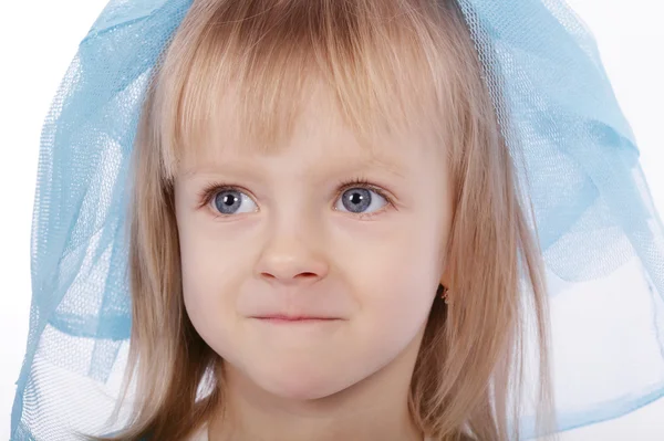 Pequena menina feliz com vestido de noiva — Fotografia de Stock