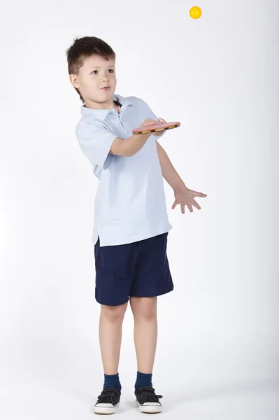 Foto del niño jugando al tenis de mesa —  Fotos de Stock