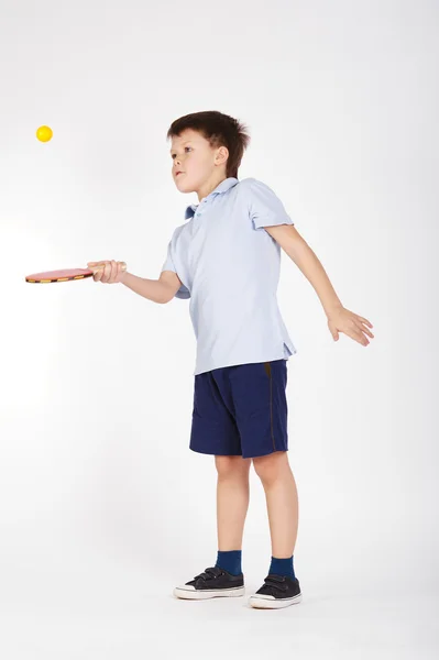 Foto do menino jogando tênis de mesa — Fotografia de Stock