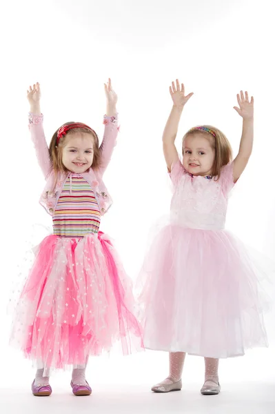 Twee kleine meisjes - beste vrienden op wit — Stockfoto