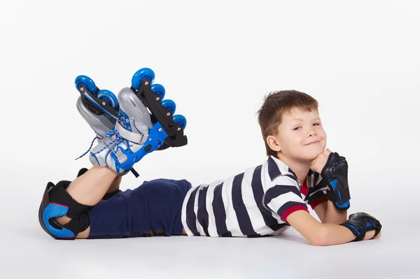 Jeune patineur sur fond blanc — Photo