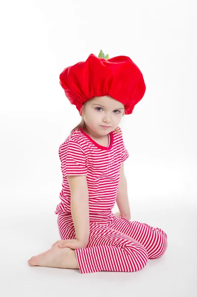 Bella bambina con cappello di pomodoro — Foto Stock