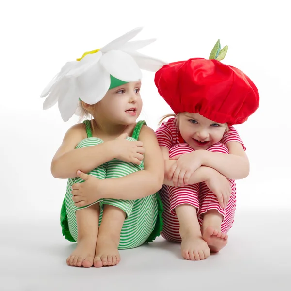 Deux petites filles avec des costumes de végétation — Photo