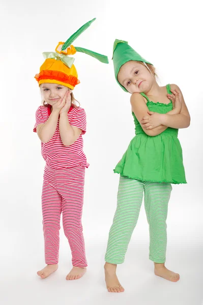 Twee kleine meisjes met vegetatie kostuums — Stockfoto