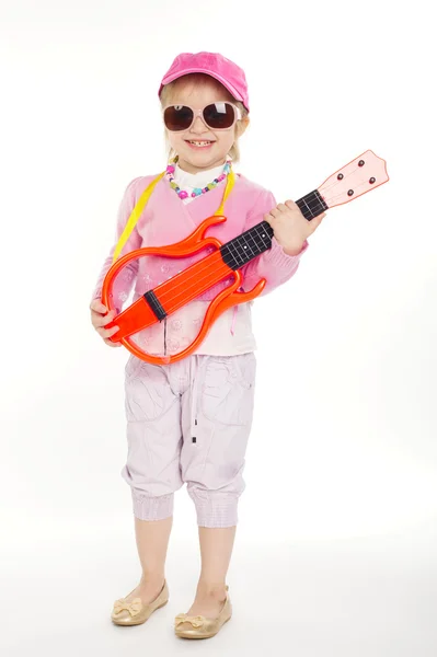 Liten flicka spela gitarr hardcore — Stockfoto