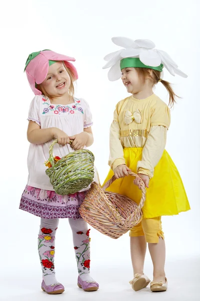 Δύο χαριτωμένα κοριτσάκια με τσάντες αγορών — Φωτογραφία Αρχείου
