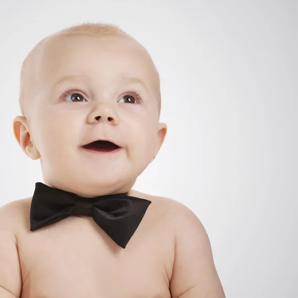 Pequeno menino bonito com laço — Fotografia de Stock