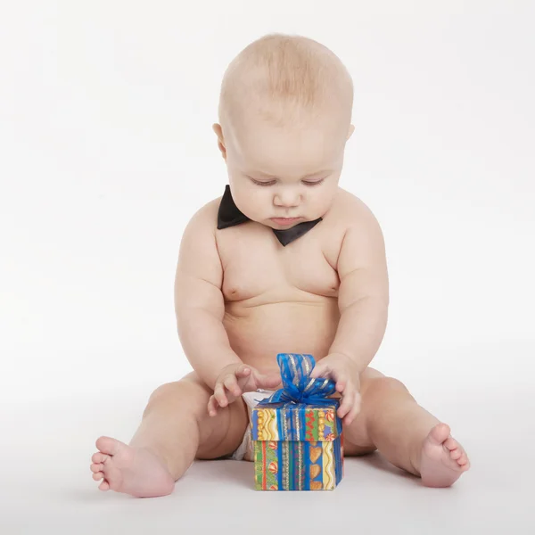 Pequeno engraçado menino com presente — Fotografia de Stock