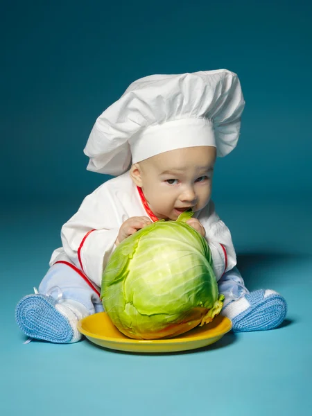 쿡 의상 재미 있는 아기는 양배추를 보유 하 — 스톡 사진