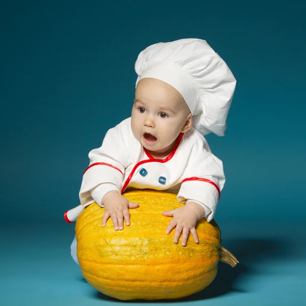 komik bebek aşçı kostümü ile kabak tutar