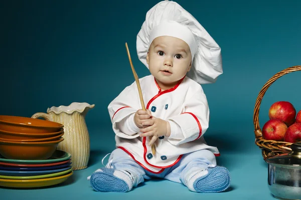 Мила маленька дитина з капелюхом шеф-кухаря — стокове фото