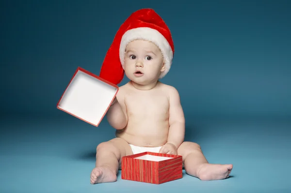 Pojke i blöjor med hatt av jultomten — Stockfoto