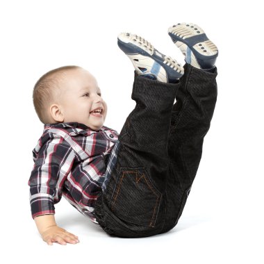 bacaklar yukarı olan küçük çocuk