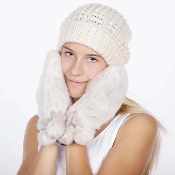 Красивая девушка в зимней одежде — стоковое фото