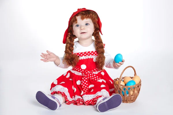 Dulce chica con huevos de Pascua — Foto de Stock