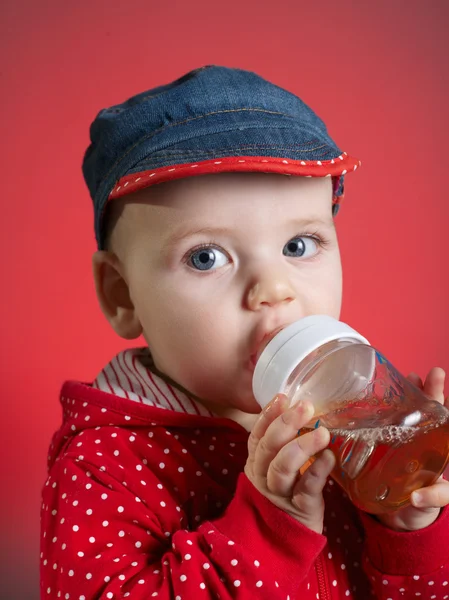 Menina beber suco de garrafa — Fotografia de Stock