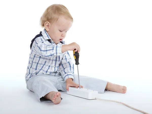 Niño juega con enchufe y destornillador — Foto de Stock