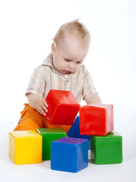 Little engineer plays with cubes — Stock Photo, Image