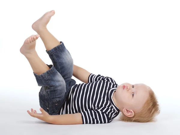 Kleiner Junge auf dem Boden — Stockfoto